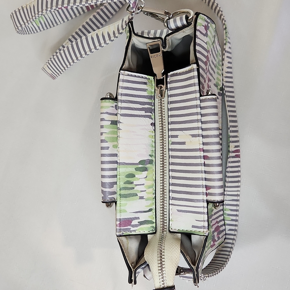BeBe Ramie floral striped crossbody/handbag. Size 9x6.5" - Picture 7 of 10